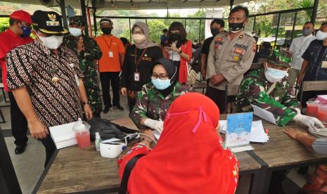 Bupati Semarang Ngesti Nugraha saat meninjau pelaksanaan vaksinasi bagi pekerja sector pariwisata di Kabupaten Semarang, yang dilaksanakan PTPN IX di Skay View Kampoeng Kopi Banaran (Kakoba), Bawen, Kabupaten Semarang, Kamis (22/7).