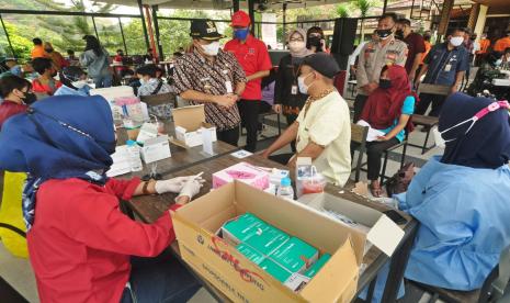 Bupati Semarang, Ngesti Nugraha saat meninjau pelaksanaan vaksinasi bagi pekerja sector pariwisata di Kabupaten Semarang, yang dilaksanakan PTPN IX di Skay View Kampoeng Kopi Banaran (Kakoba), Bawen, Kabupaten Semarang, Kamis (22/7).