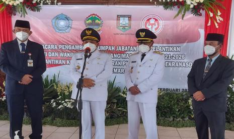 Bupati Semarang terpilih, Ngesti Nugraha didampingi Wakil Bupati Semarang terpilih, M Basari saat memberikan keterangan pers usai mengikuti acara ramah tamah bersama jajaran Forkopimda Kabupaten Semarang, di Pendopo Rumah Dinas Bupati Semarang, di Ungaran, Jumat (26/2).