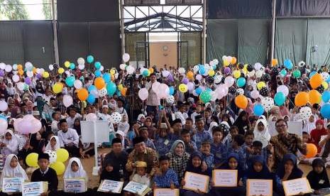 Bupati Serang Ratu Tatu Chasanah bersama ribuan anak yatim saat kegiatan Lebaran Anak Yatim di Tennis Indoor Setda Pemkab Serang, Kamis (20/9).