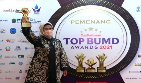 Bupati Serang Ratu Tatu Chasanah, BPR Serang (Perseroda) selaku BUMD Pemkab Serang, dan Direktur Utama BPR Serang Acep Heri Suhana dengan kategori Top CEO BUMD 2021. 