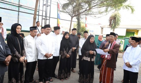 Bupati Serang Ratu Tatu Chasanah dan Wakil Bupati Pandji Tirtayasa melaksanakan salat Idul Adha di Alun-alun Kecamatan Kramatwatu, Kabupaten Serang, Ahad (11/8).