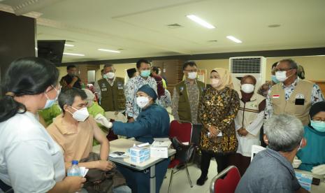 Bupati Serang Ratu Tatu Chasanah memastikan stok dosis vaksin untuk masyarakat masih tersedia dan terus didistribusikan. Hal tersebut ditegaskan Tatu saat meninjau vaksinasi massal Covid-19 di aula Universitas Faletehan, Kecamatan Kramatwatu, Kabupaten Serang, Kamis (2/9). 