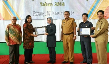 Bupati Serang, Ratu Tatu Chasanah menerima sertifikat ISO yang diserahkan Sekretaris Utama Badan Standarisasi Nasional (BSN), Puji Winarni, di Tennis Indoor, Setda Pemkab Serang, Selasa (15/1) 