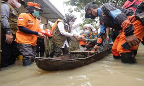 Bupati Serang Ratu Tatu Chasanah meninjau lokasi banjir di Kampung Kajeroan, Desa Rancasanggal, Kecamatan Cinangka, Kamis (3/3/2022). 