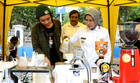 Bupati Serang Ratu Tatu Chasanah menjadi barista di acara Festival Kopi Banten, Rabu (24/4).