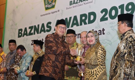 Bupati Serang Ratu Tatu Chasanah meraih Baznas Award kategori Kepala Daerah Pendukung Kebangkitan Zakat 2019.