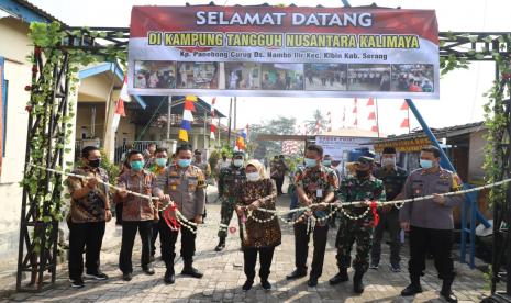 Bupati Serang Ratu Tatu Chasanah meresmikan Kampung Tangguh Nusantara Kalimaya di Kampung Panebong Curuh, Desa Namboilir, Kecamatan Kibin, Kabupaten Serang, Banten, Kamis (25/6). Kampung Tangguh tersebut merespons program yang dicanangkan oleh Kapolri Jenderal Pol Idham Azis sebagai upaya pencegahan covid-19.