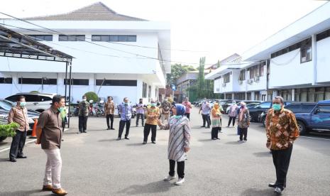 Bupati Serang Ratu Tatu Chasanah mulai membiasakan diri untuk berjemur di sinar matahari setiap pagi.