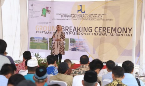 Bupati Serang Ratu Tatu Chasanah saat meletakan batu pertama (groundbreaking) di Kawasan Masjid Syech Nawawi Al Bantani, Kamis (3/10).