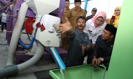 Bupati Serang Ratu Tatu Chasanah saat meresmikan Sentra Pelayanan Pertanian Padi Terpadu (SP3T) dan demonstrasi produksi beras Jaseng di Desa Singaraja, Kecamatan Pontang, Senin (13/1).