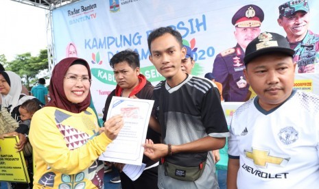 Bupati Serang Ratu Tatu Chasanah saat roadshow Kampung Bersih dan Aman 2020 di Kecamatan Waringinkurung, Selasa (25/2).