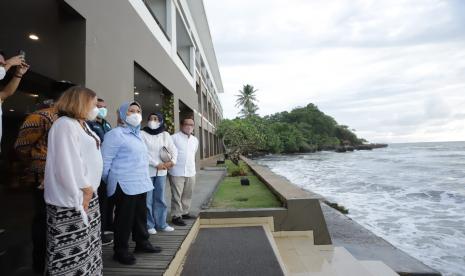 Bupati Serang Ratu Tatu Chasanah turun tangan, mengunjungi dan memastikan pariwisata pantai di Kecamatan Anyer dan Cinangka aman bagi wisatawan, Kamis (28/4/2022). Tatu meminta masyarakat tidak terpengaruh oleh isu negative atau hoax tentang bahaya tsunami dari aktivitas Gunung Anak Krakatau (GAK). 