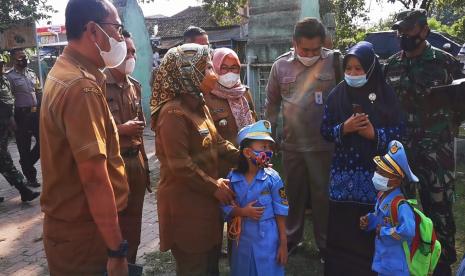 Bupati Serang Ratu Tatu Chasanah turun tangan menyelesaikan sengketa lahan Kantor Desa Kendayakan dan sekolah PAUD Tunas Harapan di Kecamatan Kragilan. Para pihak yang bersengketa bermediasi dan diminta menyelesaikan masalah di jalur hukum. 