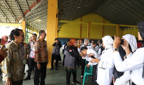 Bupati Serang Ratu Tatu Chasanah usai bersilaturahmi dengan ratusan guru honorer Kabupaten Serang di aula SMPN 1 Kramatwatu, Kamis (30/1).