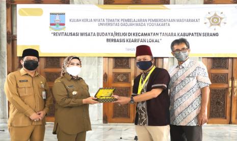 Bupati Serang Ratu Tatu Tatu Chasanah melepas 30 mahasiswa Kuliah Kerja Nyata Pembelajaran dan Pemberdayaan Masyarakat (KKN PPM) Universitas Gadjah Mada (UGM). KKN itu untuk mengembangkan wisata religi Syekh Nawawi Al-Bantani di Kecamatan Tanara.