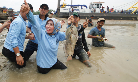 Bupati Serang saat mengikuti tradisi Bedolan Pamarayan.