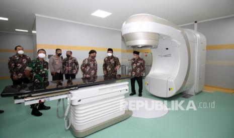 Bupati Sidoarjo Ahmad Mudhor Ali (kedua kanan) didampingi Direktur Utama RSUD Sidoarjo Atok Irawan (kanan) melihat alat radioterapi dengan spesifikasi Linear Accelerator (Linac) di gedung pelayanan Kanker Terpadu Rumah Sakit Umum Daerah (RSUD) Sidoarjo usai diresmikan di Jawa Timur, Kamis (27/1/2022). RSUD Sidoarjo membuka pelayanan kanker yang dilengkapi dengan tim medis yang profesional dan peralatan medis yang modern untuk penyembuhan penyakit kanker. 