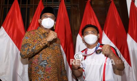 Bupati Sidoarjo Ahmad Muhdlor Ali (kiri) berfoto bersama Lifter Indonesia Eko Yuli Irawan (kanan) di Pendopo Sidoarjo, Jawa Timur, Senin (16/8/2021). Pemkab Sidoarjo memberikan apresiasi kepada kepada Eko Yuli Irawan yang berhasil mempersembahkan medali perak dengan total angkatan 302 kg di Olimpiade Tokyo 2020. 