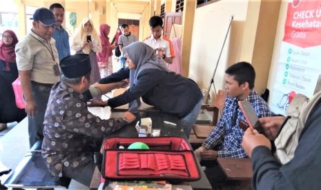 Bupati Sidoarjo,  H Saiful Ilah SH, MHum turut memeriksakana kesehatan di stan BMH.