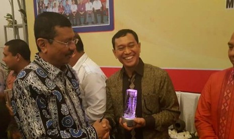 Bupati Simalungun Jopinus Ramli (JR) Saragih meraih penghargaan Ambassador Electricity atau Duta Listrik dari Gubernur Sumatra Utara (Sumut) Tengku Erry Nuradi.