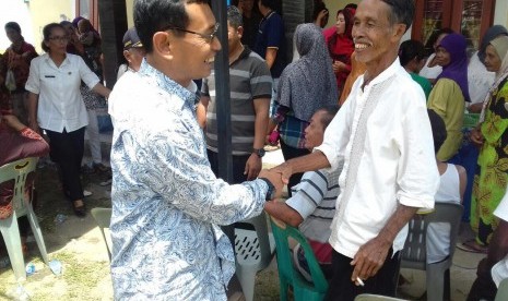 Bupati Simalungun JR Saragih (kiri) tinjau pelayanan kesehatan gratis.