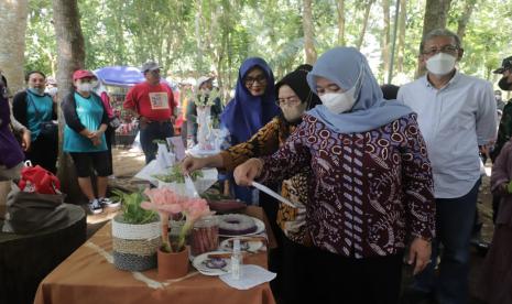 Bupati Sleman, Kustini Purnomo, saat meninjau salah satu stan peserta Festival Gelar Produk KWT.