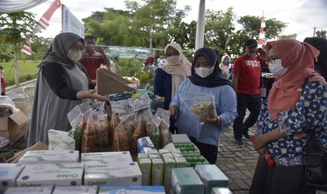 Bupati Sleman Kustini Purnomo saat meninjau stan di Festival Hadroh.