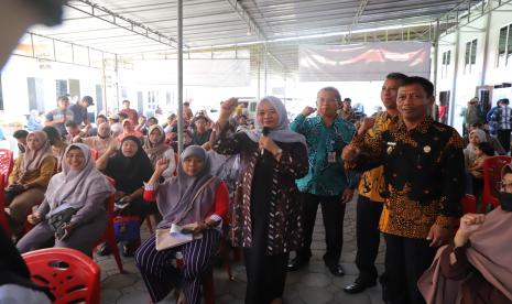 Bupati Sleman Kustini Sri Purnomo hadir pada Program Sosialisasi Informasi, Rekam Data, dan Pelayanan Administrasi Kependudukan (Sisir Adminduk) 2024 di Kantor Kalurahan Margomulyo, Kapanewon Seyegan, Selasa (16/1/2024). 