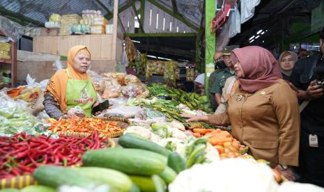  Bupati Sleman, Kustini Sri Purnomo, melakukan pemantauan bahan pokok dan launching Pasar Murah TPID, Senin (4/12/2023).