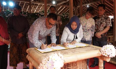 Bupati Sleman Kustini Sri Purnomo melakukan penandatanganan kerja sama dengan Pertamina Foundation dalam rangka peningkatan kapasitas pengelolaan UMKM Sleman melalui program PFPreneur 2023 