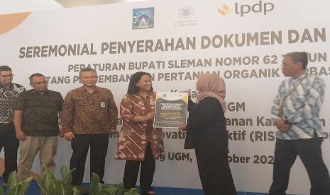  Bupati Sleman, Kustini Sri Purnomo, meluncurkan Peraturan Bupati Nomor 62 Tahun 2023 tentang Pengembangan Pertanian Organik Berbasis Kawasan, di Balairung UGM.