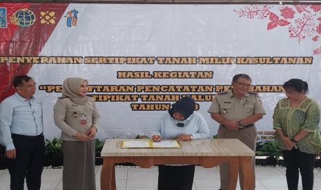 Bupati Sleman Kustini Sri Purnomo menandantangani berita acara penyerahan 500 sertifikat tanah Kasultanan hasil kegiatan Pendaftaran Pencatatan Perubahan Sertifikat Tanah Kalurahan Tahun 2023 yang dilaksanakan di Pendopo Rumah Dinas Bupati Sleman, Selasa (29/8/2023).