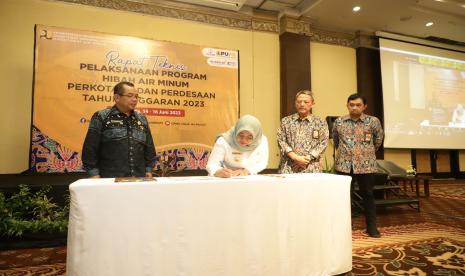    Bupati Sleman, Kustini Sri Purnomo, menandatangani Perjanjian Hibah Daerah (PHD) Program Hibah Air Minum 2023 yang dilaksanakan oleh Kementerian Pekerjaan Umum dan Perumahan Rakyat (PUPR). 