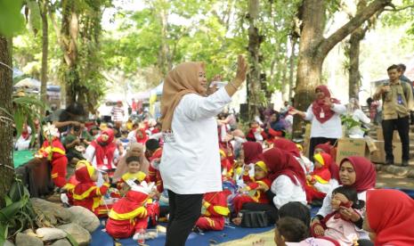 Bupati Sleman Kustini Sri Purnomo menghadiri Festival Anak Lereng Merapi dalam rangka Hari Jadi Kalurahan Hargobinangun ke-77, di Kampoeng Mahoni Hargobinangun Pakem, Selasa (24/10/2023). 