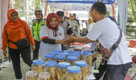  Bupati Sleman, Kustini Sri Purnomo, menghadiri Festival Musik, Mainan dan Makanan Tradisional di Arkamaya Sembung Resort & Glamping Kapanewon Gamping.