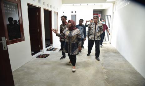  Bupati Sleman, Kustini Sri Purnomo, meninjau gedung baru rehabilitasi Orang dengan Gangguan Jiwa (ODGJ), Pondok Pemulihan Sahabat, di Gamplong, Sumberrahayu, Moyudan.