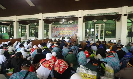 Adab ketika berada di dalam masjid.