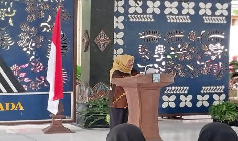 Bupati Sleman, Kustini Sri Purnomo, menyampaikan sambutan di rapat evaluasi kegiatan Kelompok Perempuan Tangguh Sleman (KPTS) dan penyampaian rencana kerja 2023, di Rumah Dinas Bupati Sleman, Jumat (27/1/2023). 