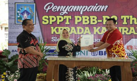 Bupati Sleman, Kustini  Sri Purnomo, menyerahkan SPPT PBB-P2 secara simbolis kepada perwakilan 12 kalurahan dan 10 wajib pajak dengan kriteria 10 ketetapan PBB P2 tertinggi dan terib dalam pembayaran pajak PBB. 