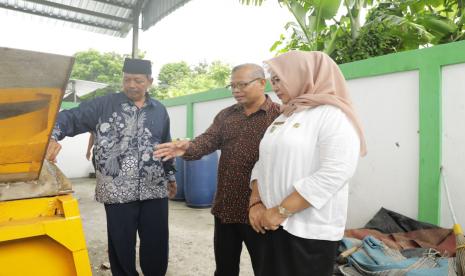 Bupati Sleman, Kustini Sri Purnomo, meresmikan Gedung Tempat Pengelolaan Sampah Reuse, Reduce, Recycle (TPS3R) Gumregah yang berlokasi di Jombor Kidul.