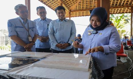 Bupati Sleman Kustini Sri Purnomo meresmikan hasil kegiatan dana alokasi khusus pertanian dan perikanan tahun 2023 di Padukuhan Jambu Bangkong, Wukirsari, Cangkringan, Selasa (26/9/2023). 