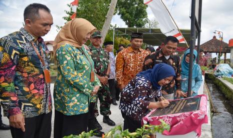   Bupati Sleman Kustini Sri Purnomo meresmikan hasil padat karya di Dusun Kragilan, Kalurahan Sidoluhur, Kapanewon Godean.