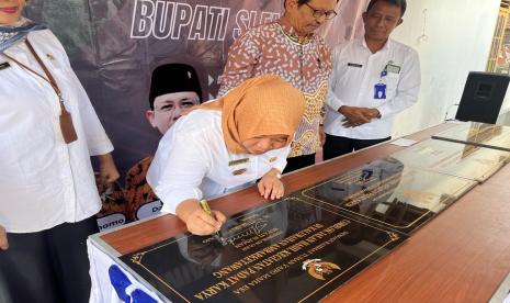 Bupati Sleman Kustini Sri Purnomo meresmikan pembangunan talud hasil dari pelaksanaan program Padat Karya Infrastruktur di Padukuhan Druju, Margodadi, Seyegan.