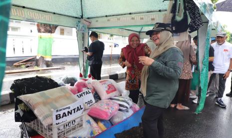 Bupati Sleman Kustini Sri Purnomo saat meninjau salah satu stan peserta acara HUT Forkom UMKM Sleman. 