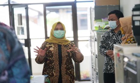 Bupati Sleman, Daerah Istimewa Yogyakarta, Kustini Sri Purnomo mengusulkan mahasiswa program studi Ilmu Kedokteran dari perguruan tinggi yang ada di wilayah Sleman agar mendapatkan izin untuk mendampingi pasien isolasi mandiri (isoman). (Foto: Bupati Sleman Kustini Sri Purnomo)