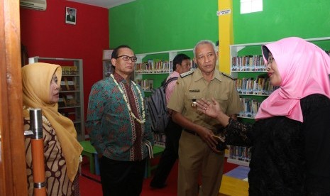 Bupati Sleman, Sri Purnomo (dua kanan), saat melakukan kunjungan ke Perpustakaan Desa Balecatur di Kecamatan Gamping, Kabupaten Sleman, DIY.