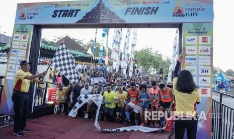 Bupati Sleman Sri Purnomo (kiri) mengangkat bendera start saat acara Sleman Temple Run 2017 di Taman Tebing Breksi, Desa Sambirejo, Prambanan, Sleman, DI Yogyakarta, Minggu (16/7). 