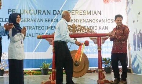 Bupati Sleman, Sri Purnomo (tengah) didampingi pendiri Gerakan Sekolah Menyenangkan (GSM), Muhammad Nur Rizal (kanan) saat meresmikan peluncuran Gerakan Sekolah Menyenangkan di SMPN 2 Sleman, DIY, Selasa (12/11).