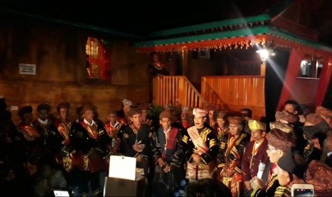 Bupati Solok Selatan saat membuka acara Festival Seribu Rumah Gadang di kawasan seribu rumah gadang di Kota Muaro Labuh, Kabupaten Solok Selatan, Jumat (22/3) malam